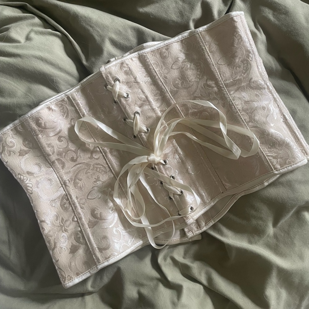 GORGEOUS CREAM PATTERNED CORSET